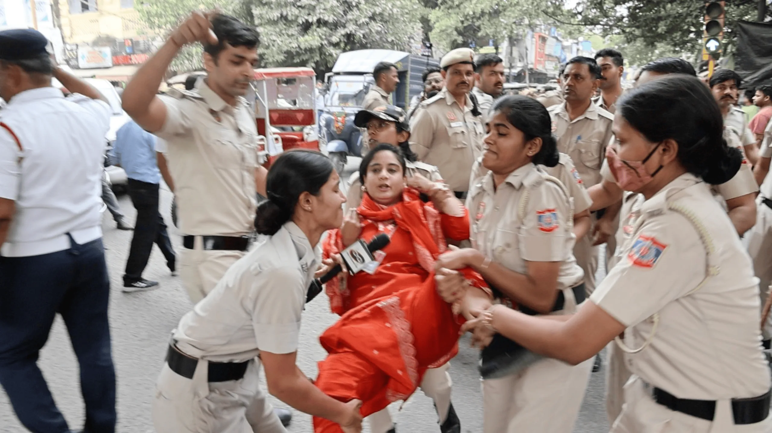 এজলাসে হাজির হয়ে জবাব দেওয়ার নির্দেশ প্রধান বিচারপতির, রাজধানীতে মহিলা সাংবাদিক নিগ্রহে সুপ্রিম কোর্টের কড়া বার্তা