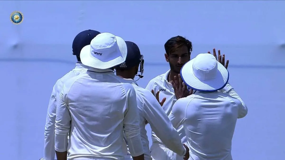 পালামে ঘূর্ণি পিচে বাজিমাত শাহবাজদের, সার্ভিসেসকে হারিয়ে টানা দ্বিতীয় রঞ্জি ম্যাচ জয় বাংলার, না খেলার কারণ জানালেন শামি