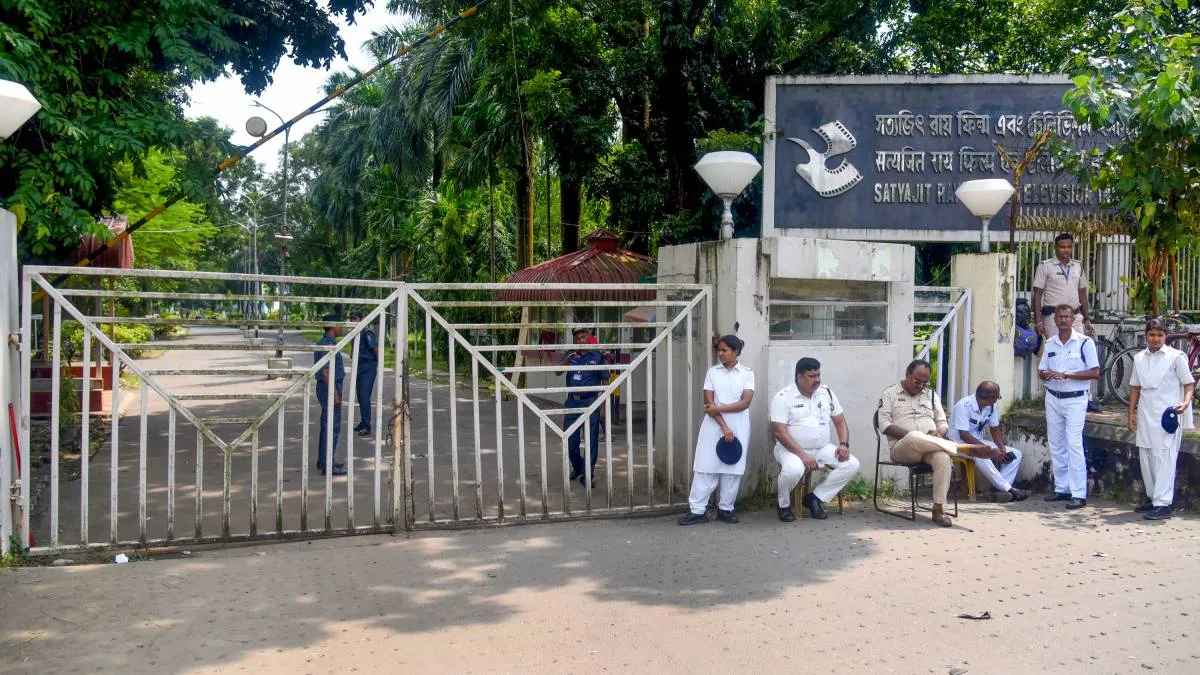 উপাচার্যের পদত্যাগের দাবিতে এসআরএফটিআইয়ে অনির্দিষ্টকালের অবস্থান পড়ুয়াদের