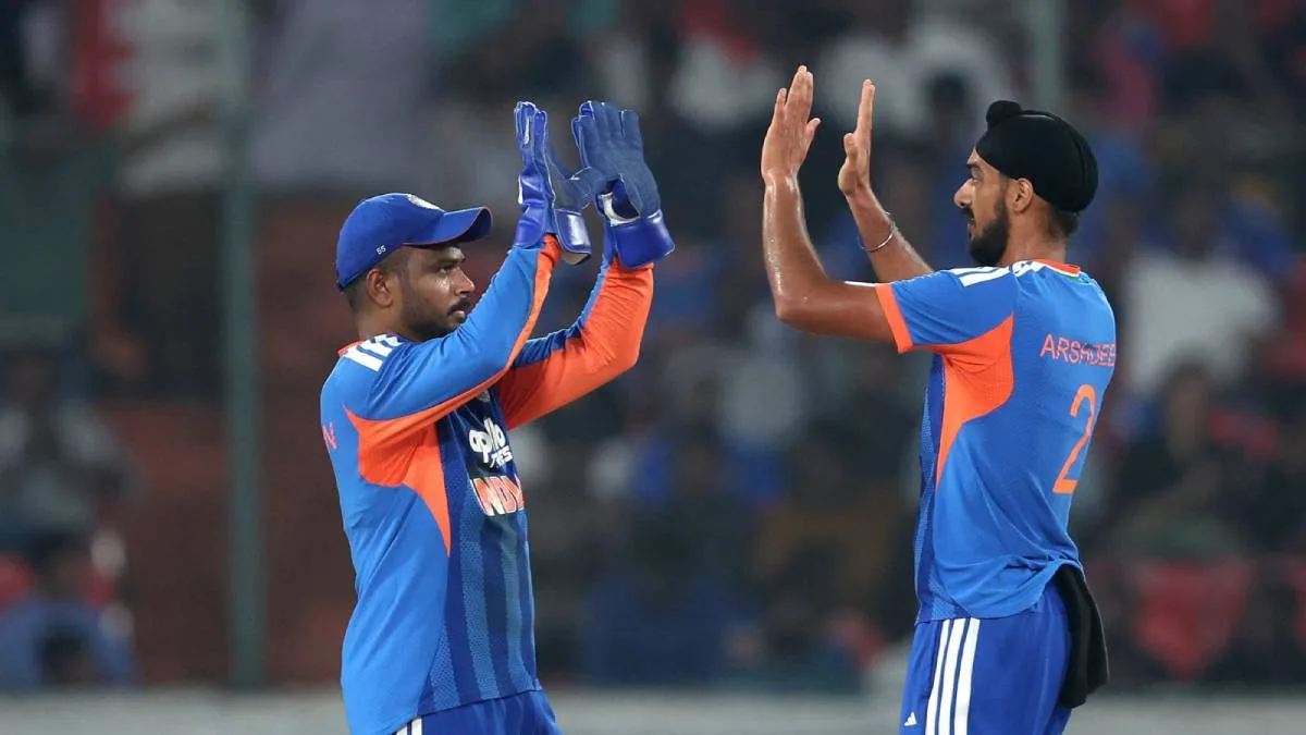 চোট অর্শদীপের! শেষ টি-টোয়েন্টিতে খেলতে পারবেন ভারতীয় পেসার? কী জানালেন সঞ্জু স্যামসন?