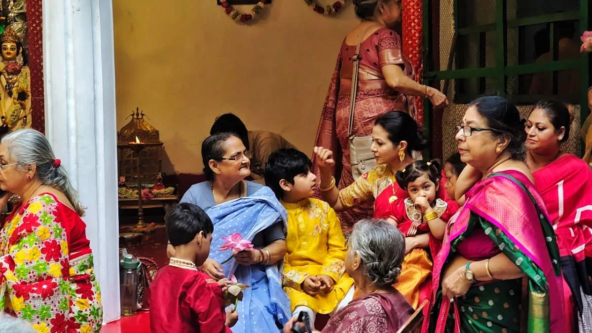 শরৎ এল রে: ১০২ বছরে পা দিল মল্লিকবাড়ির দুর্গাপুজো, মহাষ্টমীতে সাবেকি সাজে কোয়েল, পরিবারের সঙ্গে পুজোর আনন্দে রঞ্জিত মল্লিকও