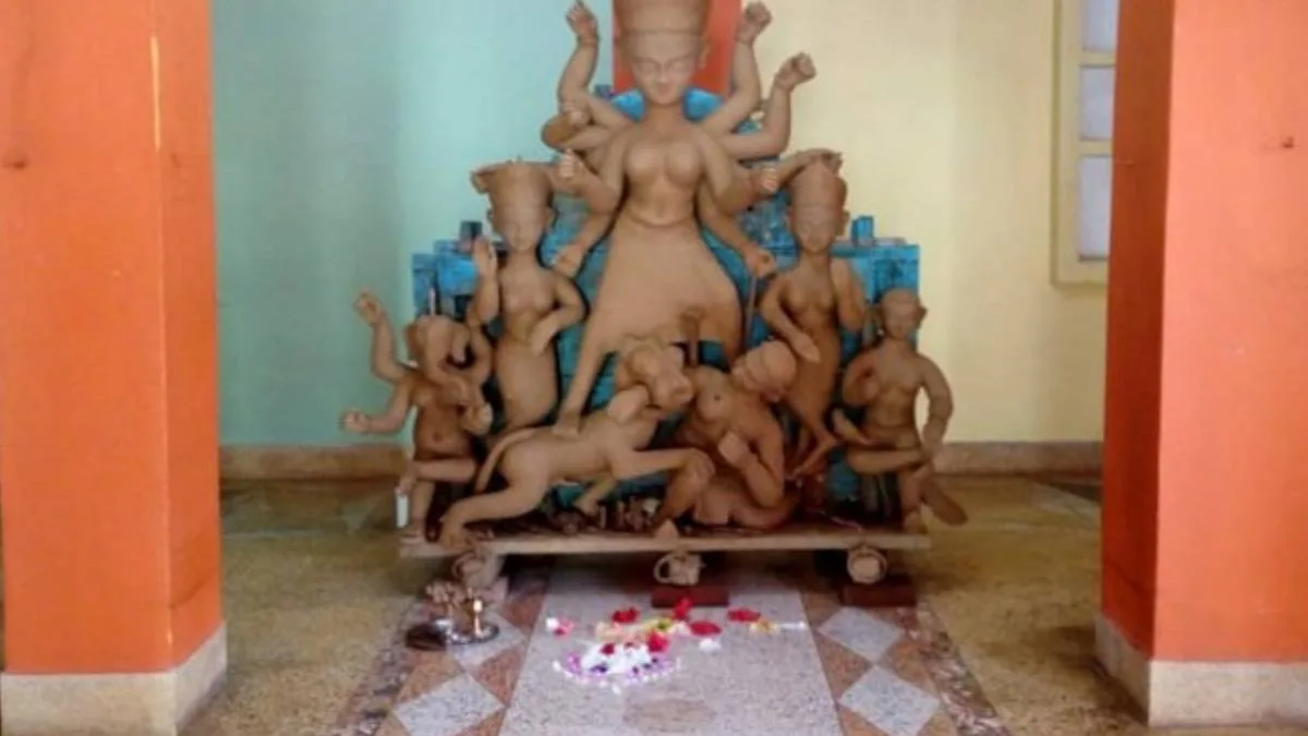 শরৎ এল রে: সাড়ে চারশো বছরের রীতি মেনে আজও মোষবলি হয় ইদিলপুরের ঘোষ বাড়িতে