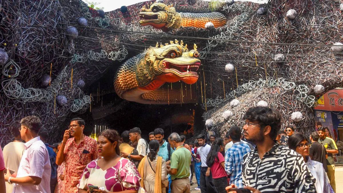 শরৎ এল রে: ভোগের পাত, সেলফি আর মণ্ডপে মণ্ডপে উপচে পড়া ভিড়, মহানবমীতে উৎসবের মেজাজে বাংলা