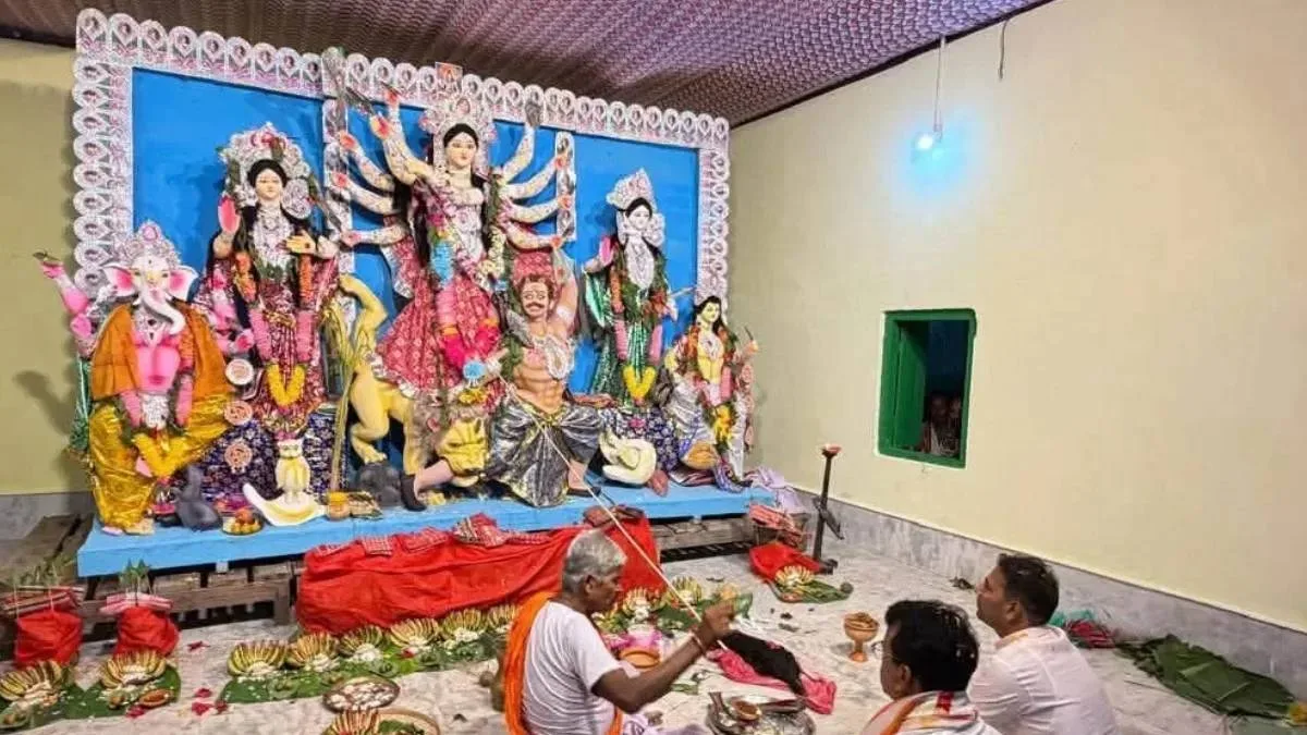 শরৎ এল রে: ডুয়ার্সের জঙ্গলে দুর্গাপুজো, উৎসবের বন্ধনে এক হয় বনকর্মীরা, চা-বাগানের শ্রমিক ও জনজাতি সম্প্রদায়