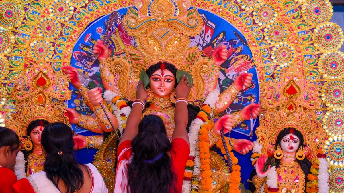 শরৎ এল রে: কেন বিজয়া দশমী বলা হয়? এই বিশেষ তিথির মাহাত্ম্য কী জানেন?