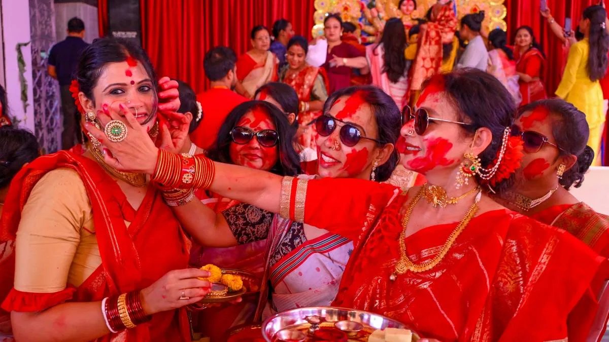 শরৎ এল রে: বিজয়া দশমীতে মণ্ডপে মণ্ডপে চলে সিঁদুর খেলা