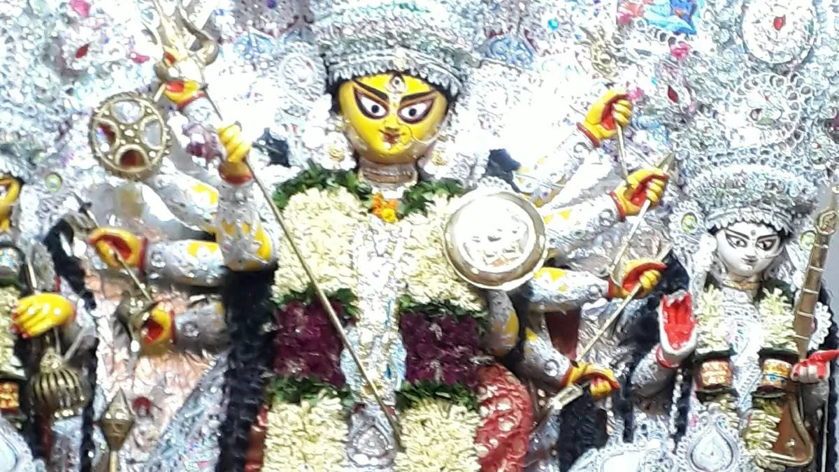 শরৎ এল রে: শিবপুরের রায়চৌধুরী বাড়ির পুজোয় মায়ের সামনে বসে না ঘট, দেওয়া হত সাদা পাঁঠাবলি