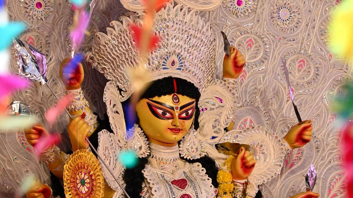 শরৎ এল রে: ঐতিহ্য ও আধুনিকতার মেলবন্ধন মানিকতলার ঐতিহ্যবাহী মিত্র বাড়ির দুর্গাপূজা