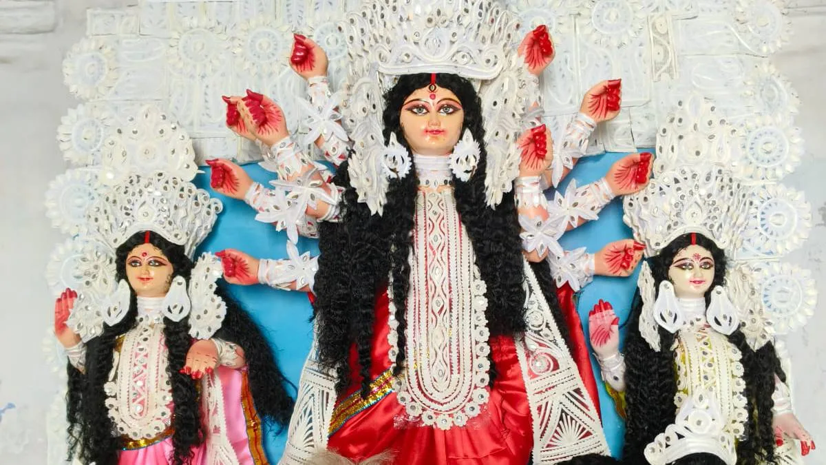 শরৎ এল রে: চন্দনগরের ঘোষ পরিবারের পুজো যেন প্রায় আড়াইশো বছরের ইতিহাস বয়ে নিয়ে চলেছে