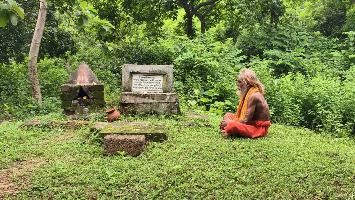 শরৎ এল রে: কথিত রয়েছে এই আশ্রমে প্রথম দুর্গাপুজো হয়েছিল, গড়জঙ্গলের আশ্রম  সংরক্ষণের দাবি