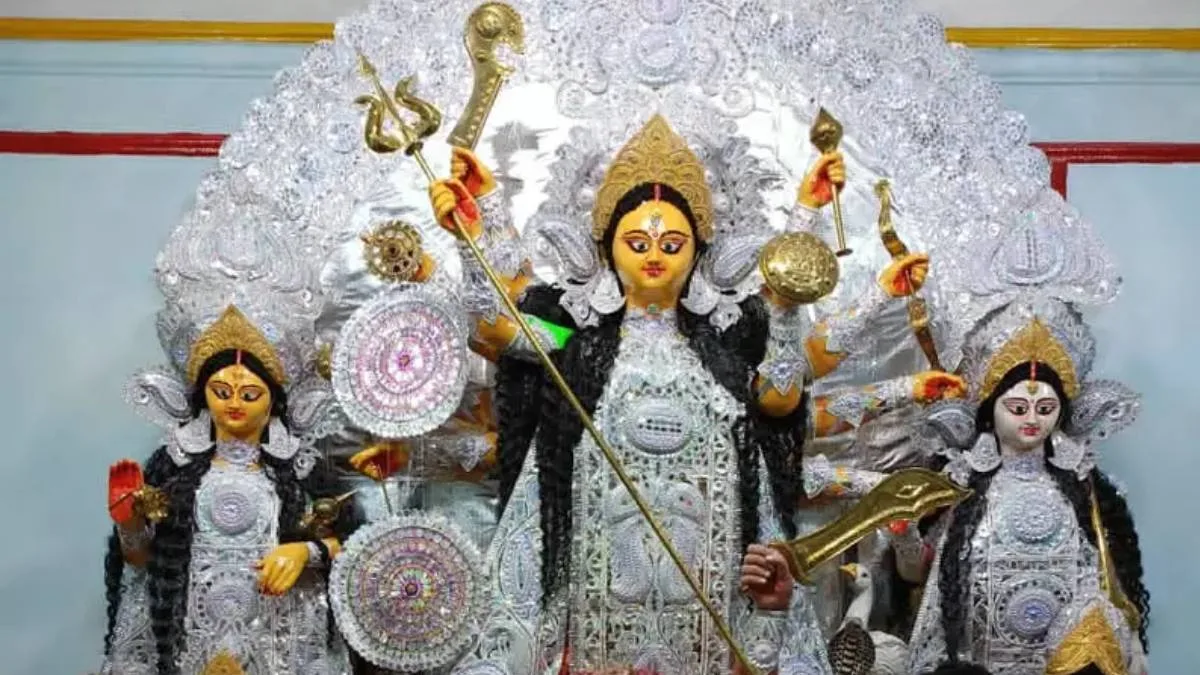 শরৎ এল রে: ২৯২ বছরের পুরনো আসানসোল গ্রামের এই পুজো, ঐতিহ্য ও সাবেকিয়ানার মিশেলে ৯টি দুর্গাপুজো হয় একসঙ্গে