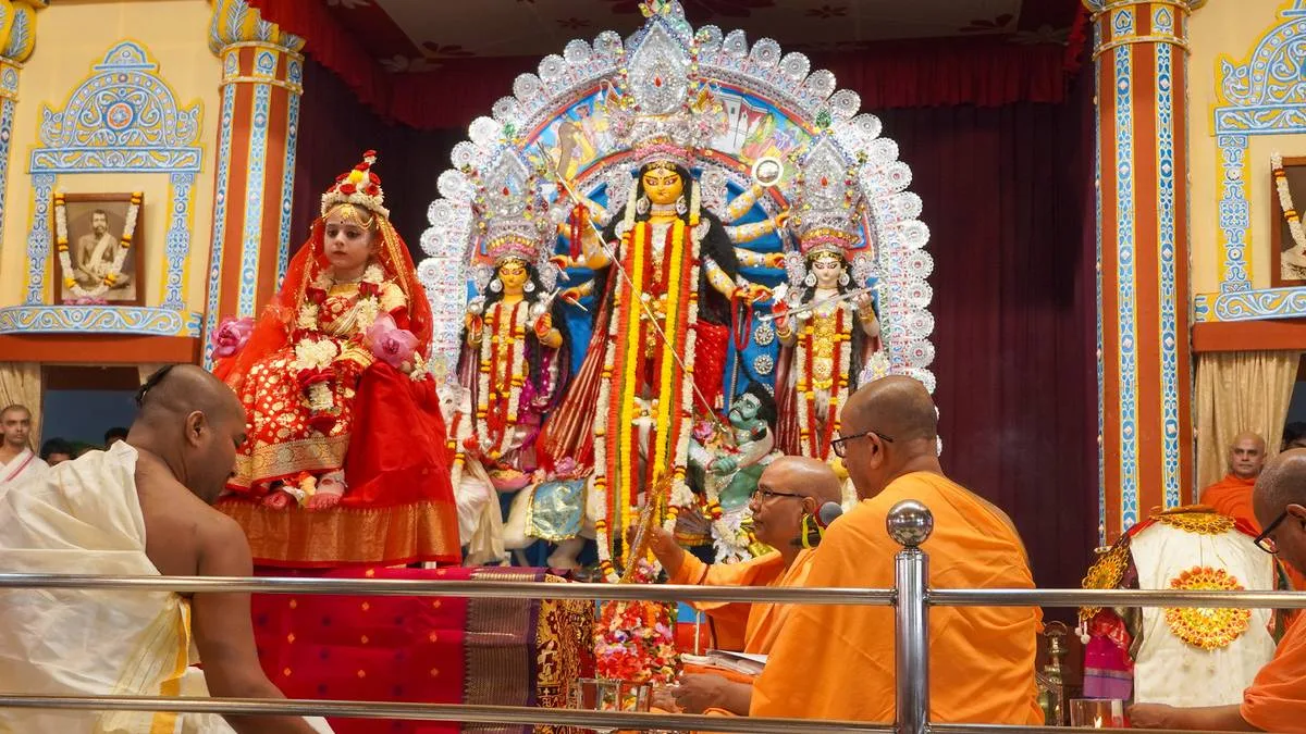 শরৎ এল রে: মহাষ্টমীতে বেলুড় মঠে কুমারী পুজো, পুণ্যার্থীদের ঢল