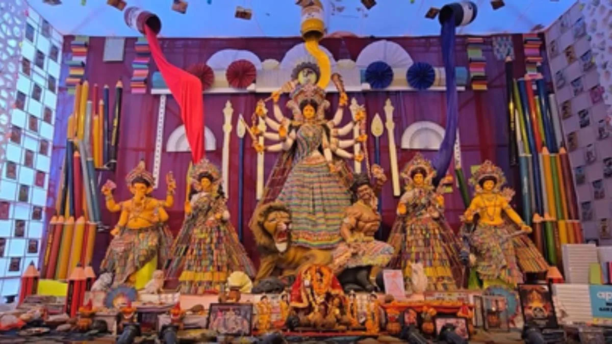 শরৎ এল রে: ছত্তীশগড়ে স্টেশনারি দিয়ে দুর্গাপুজোর মণ্ডপ, বিসর্জনের পর শিশুদের বিলি করা হবে খাতা-কলম
