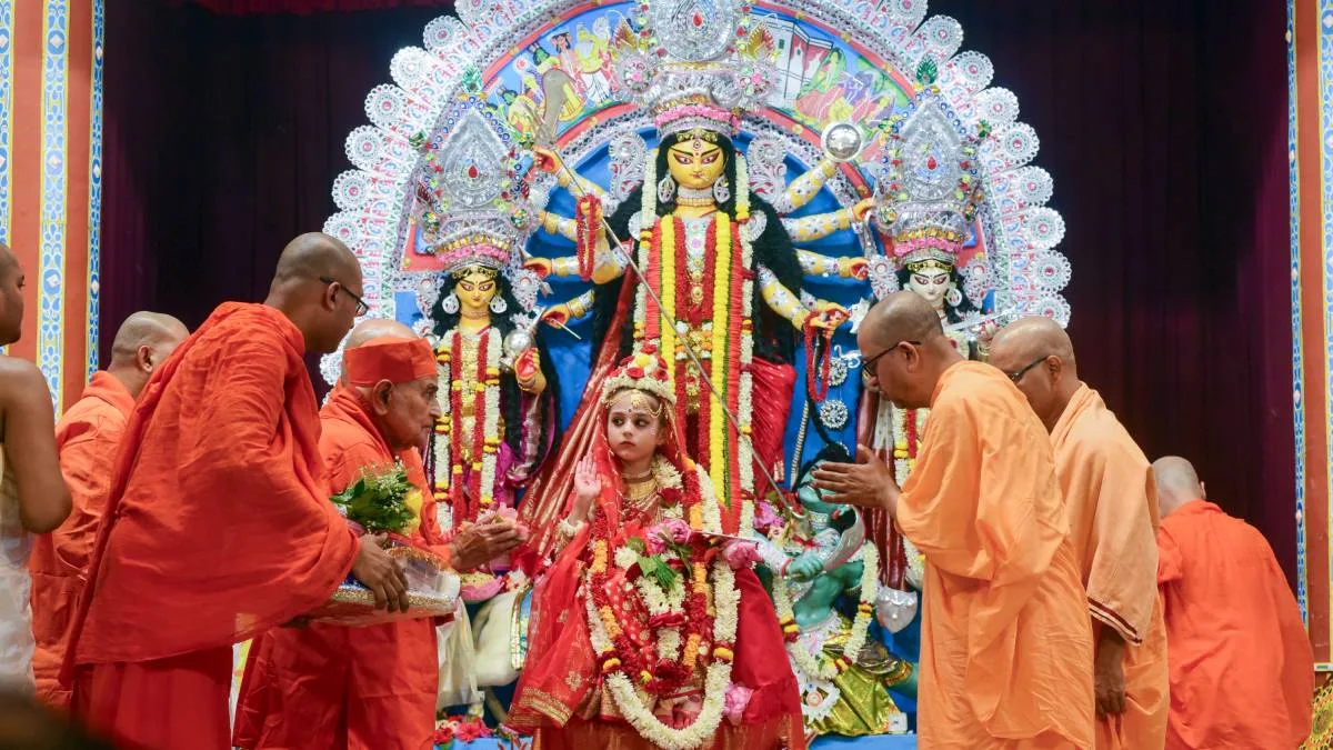 শরৎ এল রে: মহাষ্টমীতে বেলুড় মঠে কুমারী পুজো, পুণ্যার্থীদের ঢল