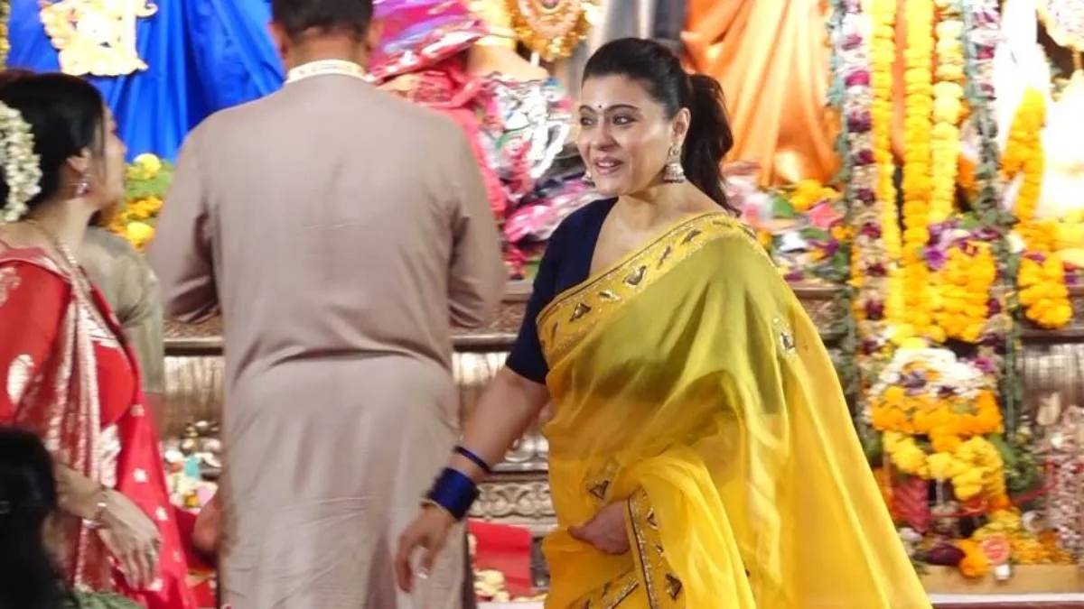 শরৎ এল রে: মহাষ্টমীর পুজোয় কাজল, মেয়ে নাইসা ও বোন তানিশার সঙ্গে পুজো দিলেন অভিনেত্রী