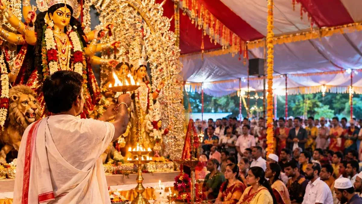 শরৎ এল রে: দুর্গাপুজোর মণ্ডপে একসঙ্গে আরতি ও আজান, তিনশো বছরের ঐতিহ্য ধরে রেখেছে বাংলার এক বনেদি পরিবার