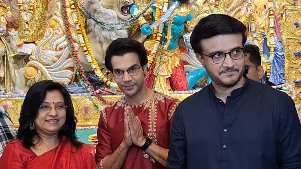 শরৎ এল রে: পর্দার ‘সৌরভ’ রাজকুমারের সঙ্গে ম্যাডক্স স্কোয়ারে আসল সৌরভ, ঢাক বাজালেন কোনজন?