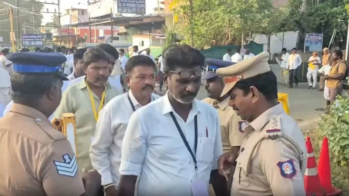 তামিলনাড়ুর উপনির্বাচনে হাড্ডাহাড্ডি লড়াই, ধরমপুরে এগিয়ে এডিএমকে, মদুরন্তকমে এগিয়ে টিভিকে