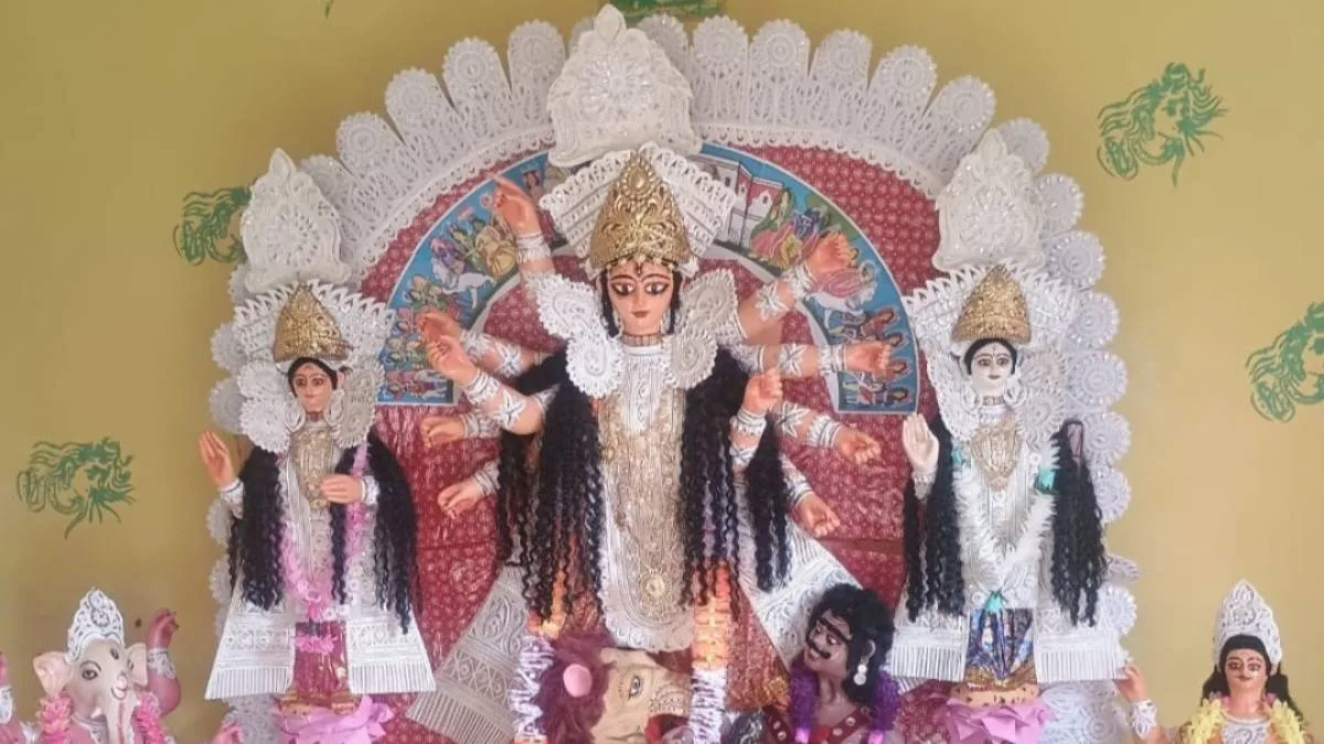 উমা এল ঘরে: ৩০৯ বছরের বনেদিয়ানা, পুজোর রাশ ‘নারীশক্তি’র হাতে