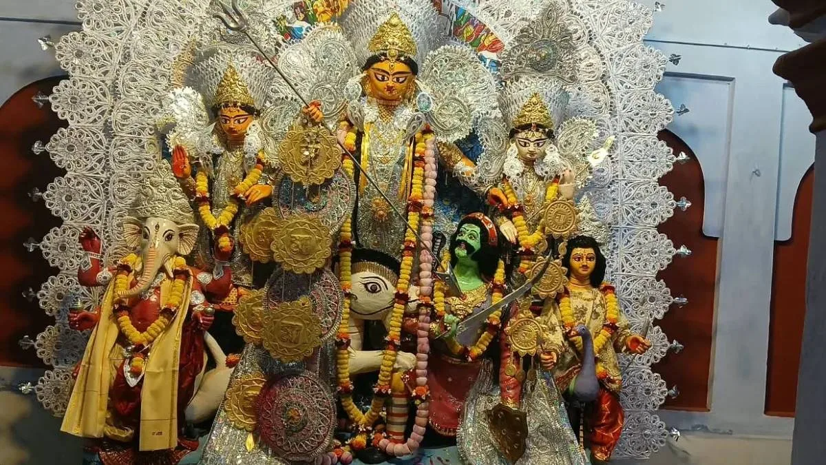 উমা এল ঘরে: ত্রিপুরার রাজপরিবারের ঘনিষ্ঠ আধিকারিক, বাংলায় ‘কেতে ধুতি’-র প্রতিষ্ঠাতা আর চাঁদুলির ২৮৫ বছরের দুর্গাপুজো