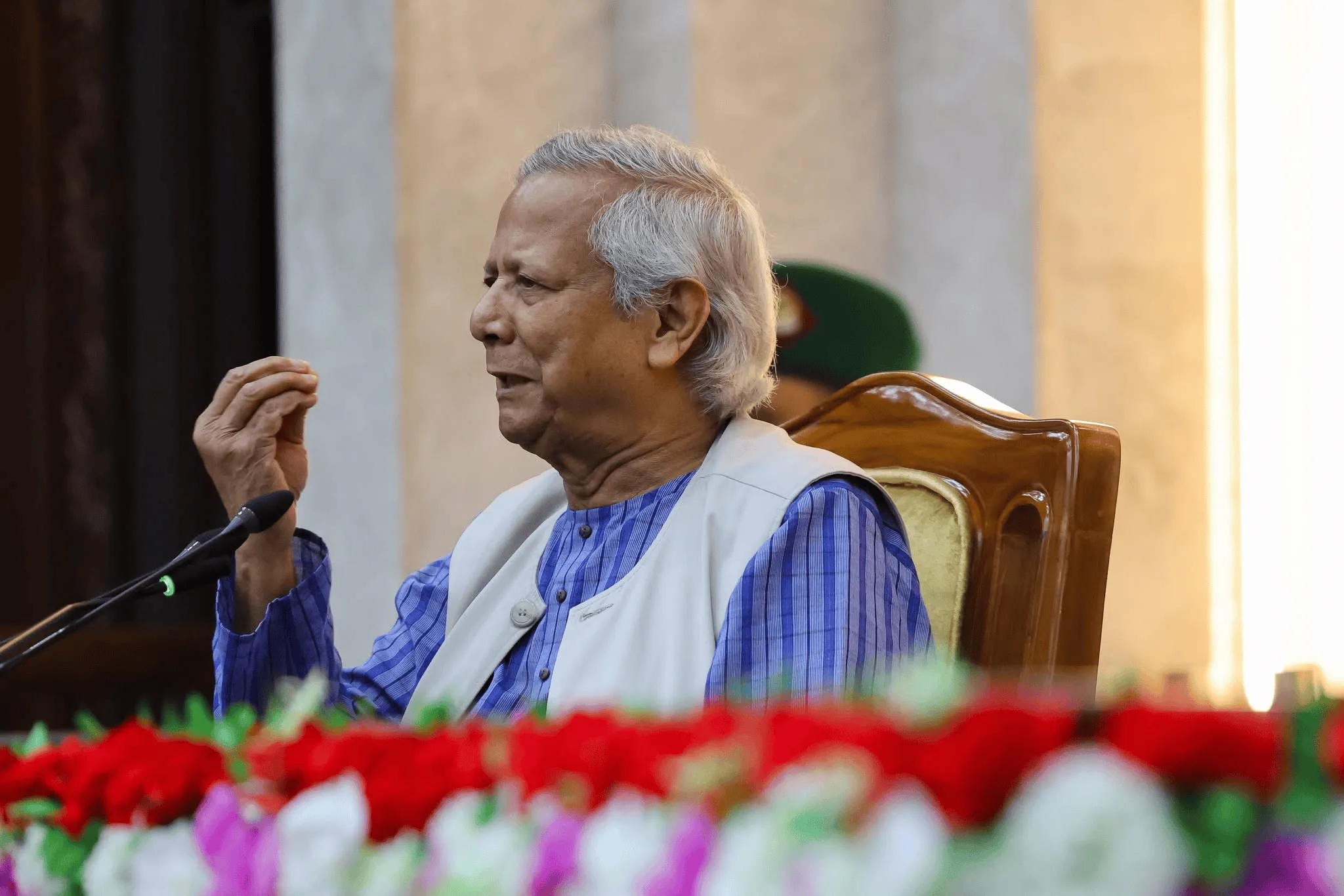 তুই একটা সন্ত্রাসবাদী: নিউ ইয়র্ক বিমানবন্দরে মুহাম্মদ ইউনূসকে ঘিরে তুমুল বিক্ষোভ, বাংলাদেশে তুলকালাম